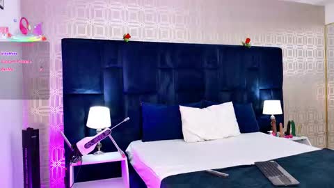 Anniieleonhart online show from 09-15-25, 07:58