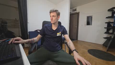 Snapshot of annonimsick chatting on 11-19-25, 07:03 online show from 11-19-25, 07:03