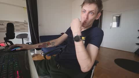 Snapshot of annonimsick chatting on 11-20-25, 01:33 online show from 11-20-25, 01:33