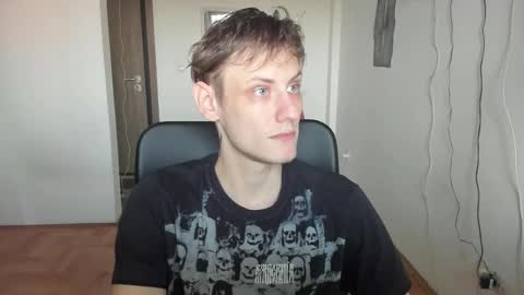 Snapshot of annonimsick chatting on 12-15-25, 02:32 online show from 12-15-25, 02:32