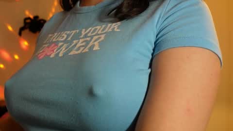 Snapshot of anny_dee chatting on 10-22-25, 04:35 Anny online show from 10-22-25, 04:35