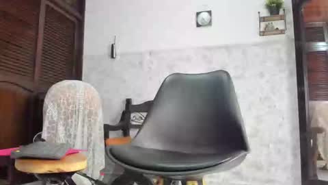 Snapshot of annyrouse222 chatting on 10-17-25, 04:31 dani online show from 10-17-25, 04:31