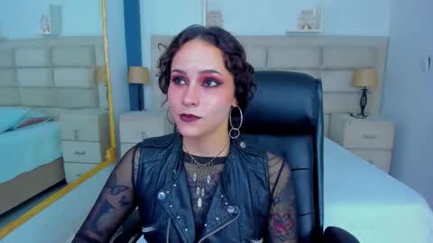 AnnyT online show from 10-10-25, 10:09