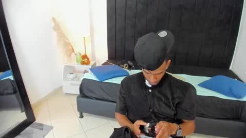 Snapshot of anthoy_wayans chatting on 02-18-25, 12:37       online show from 02-18-25, 12:37