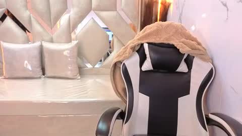 Antonela online show from 12-15-25, 12:42