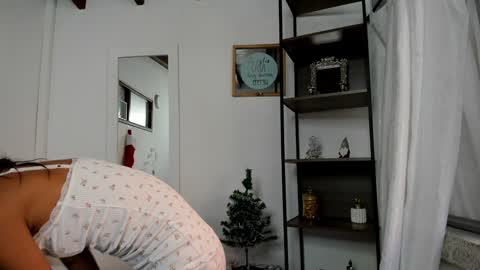 Snapshot of antonelabella chatting on 12-15-24, 08:36 Antonela online show from 12-15-24, 08:36