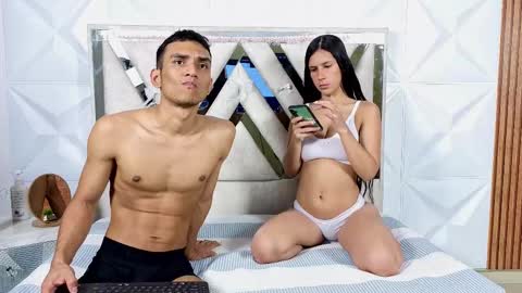 Snapshot of antonella_and_axel chatting on 10-29-25, 04:59 Antonella 20 Axel 23 online show from 10-29-25, 04:59