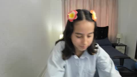 Snapshot of antonella_heinz_ chatting on 09-21-25, 04:19 Antonella online show from 09-21-25, 04:19