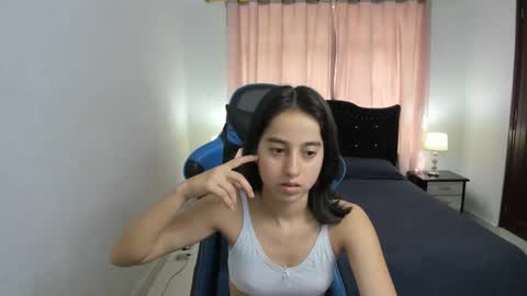 Snapshot of antonella_heinz_ chatting on 11-03-25, 05:58 Antonella online show from 11-03-25, 05:58