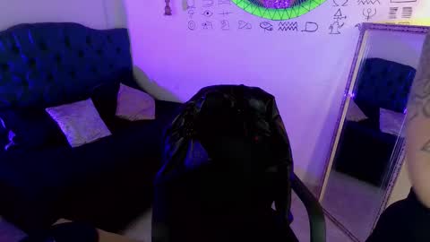 Snapshot of antonella_miller18 chatting on 09-25-25, 03:21 Antonella online show from 09-25-25, 03:21