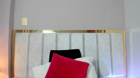 AntonellaHall  online show from 11-28-25, 12:08