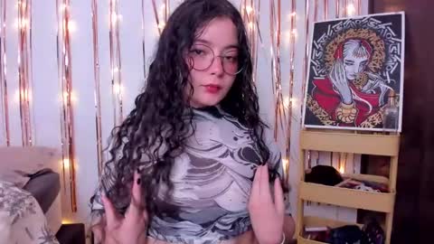 Snapshot of antoniart_ chatting on 01-09-25, 12:35 Antonia online show from 01-09-25, 12:35