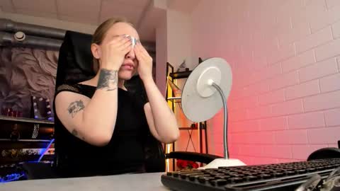 Snapshot of aphexqueen chatting on 09-12-25, 09:09 APHEX QUEEN online show from 09-12-25, 09:09