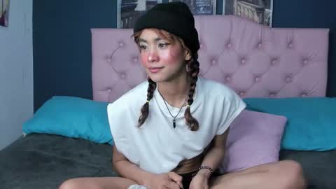 Snapshot of applehot_lr chatting on 10-04-25, 02:31 sofi y kevin online show from 10-04-25, 02:31