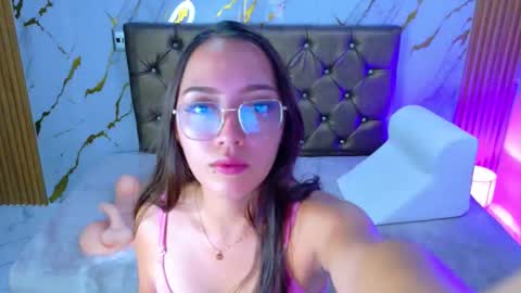 Snapshot of april_daddyssgirl chatting on 09-27-25, 11:32 APRIL online show from 09-27-25, 11:32