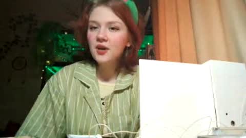 Snapshot of aracelisisofo chatting on 07-14-26, 10:21 Sarah online show from 07-14-26, 10:21