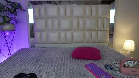 Snapshot of aradia_01 chatting on 12-18-24, 07:04 online show from 12-18-24, 07:04