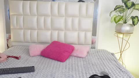 Snapshot of aradia_01 chatting on 02-04-25, 04:48 online show from 02-04-25, 04:48