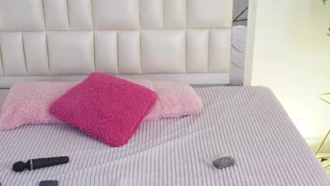 Snapshot of aradia_01 chatting on 02-12-25, 08:27 online show from 02-12-25, 08:27