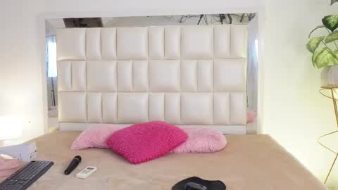 Snapshot of aradia_01 chatting on 02-25-25, 05:19 online show from 02-25-25, 05:19