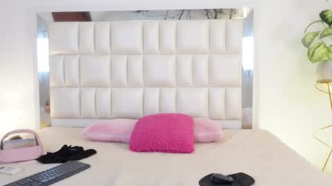 Snapshot of aradia_01 chatting on 02-28-25, 05:04 online show from 02-28-25, 05:04