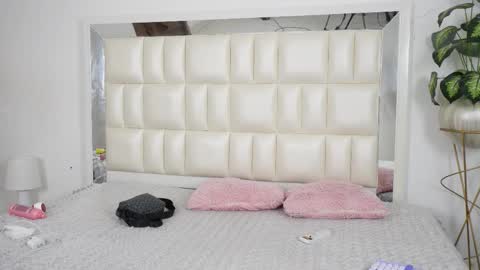 Snapshot of aradia_01 chatting on 09-09-25, 05:40 online show from 09-09-25, 05:40