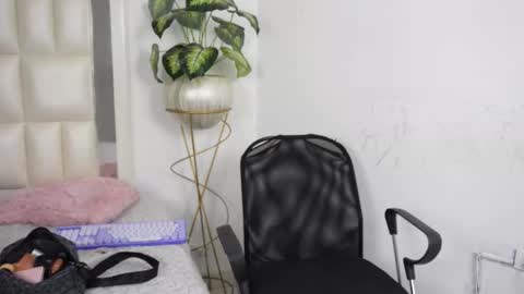 Snapshot of aradia_01 chatting on 09-24-25, 05:11 online show from 09-24-25, 05:11