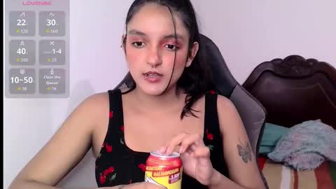 Snapshot of ari_20_ chatting on 10-25-25, 01:35 Bella online show from 10-25-25, 01:35