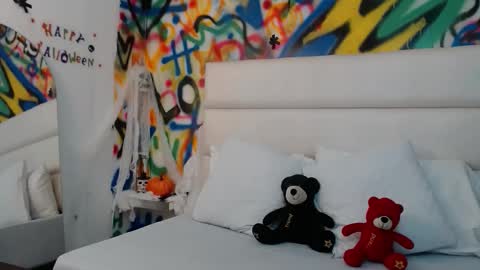 Snapshot of aria_martiin chatting on 10-17-25, 12:19 aria online show from 10-17-25, 12:19