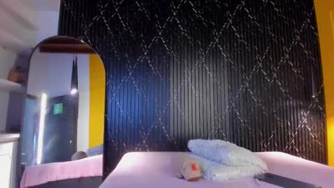 Snapshot of aria_millers_ chatting on 10-31-25, 11:22 Aria Millers online show from 10-31-25, 11:22