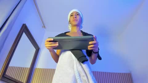 Snapshot of aria_millers_ chatting on 12-17-25, 12:00 Aria Millers online show from 12-17-25, 12:00