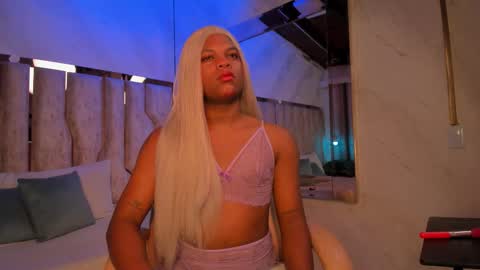 ariana_grande233 online show from 02-11-26, 11:37