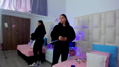  ariana  online show from 11-12-25, 04:40