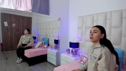  ariana  online show from 11-22-25, 04:39