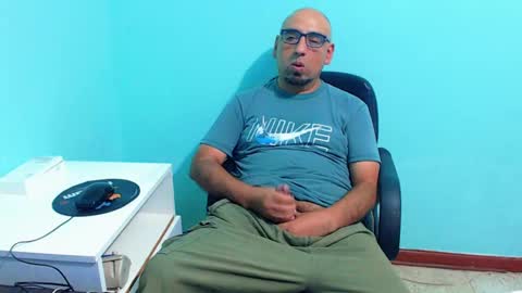 Snapshot of arnelux72 chatting on 03-03-25, 05:42 arnelux72 online show from 03-03-25, 05:42