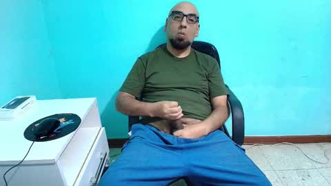 Snapshot of arnelux72 chatting on 10-26-25, 05:46 arnelux72 online show from 10-26-25, 05:46