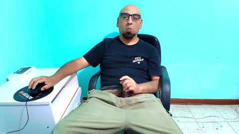 Snapshot of arnelux72 chatting on 11-13-25, 06:23 arnelux72 online show from 11-13-25, 06:23