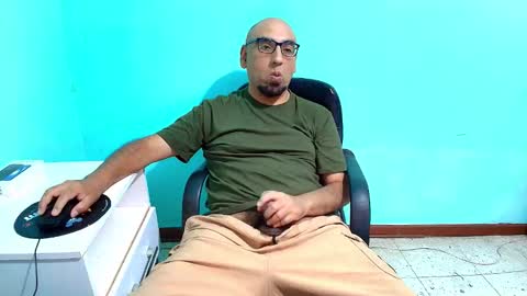 Snapshot of arnelux72 chatting on 11-17-25, 05:13 arnelux72 online show from 11-17-25, 05:13