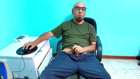 Snapshot of arnelux72 chatting on 11-25-25, 05:51 arnelux72 online show from 11-25-25, 05:51