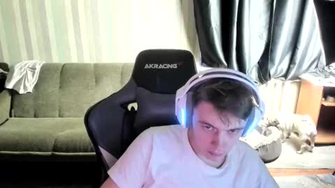 Snapshot of aron_neall chatting on 12-23-25, 07:39 biggest penis online show from 12-23-25, 07:39