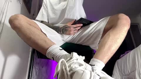 Snapshot of arteemiis chatting on 12-23-24, 03:29 online show from 12-23-24, 03:29