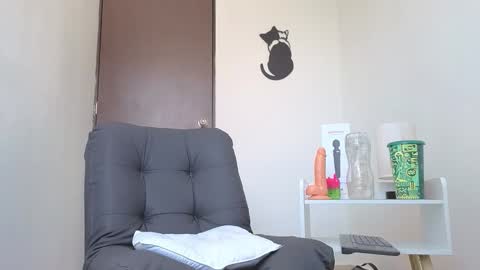 Snapshot of arteemiis chatting on 10-22-25, 12:16 online show from 10-22-25, 12:16