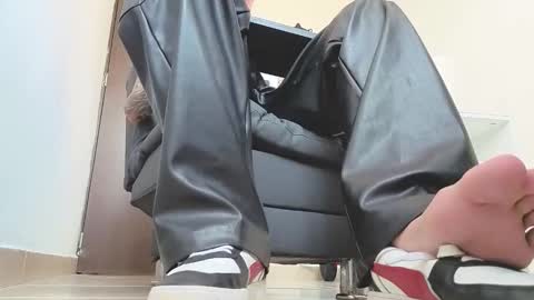 Snapshot of arteemiis chatting on 10-28-25, 12:52 online show from 10-28-25, 12:52