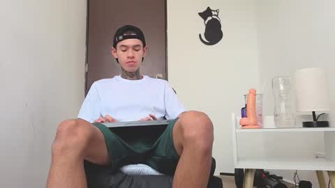 Snapshot of arteemiis chatting on 11-18-25, 10:31 online show from 11-18-25, 10:31