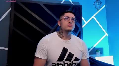 Snapshot of arturfrostt chatting on 12-16-25, 11:15 Artur online show from 12-16-25, 11:15