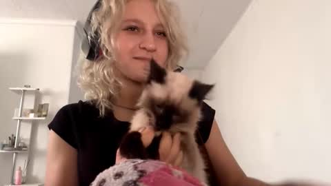 Snapshot of ashelyparcell chatting on 11-28-25, 07:00 July online show from 11-28-25, 07:00