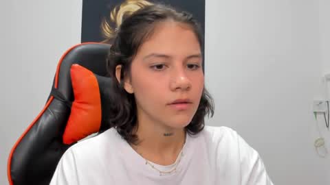 Snapshot of ashleytravis_ chatting on 12-05-24, 03:59 online show from 12-05-24, 03:59