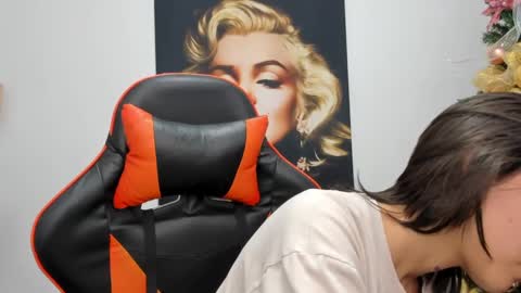 Snapshot of ashleytravis_ chatting on 12-24-24, 01:06 online show from 12-24-24, 01:06