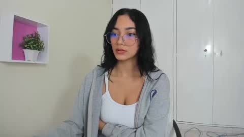 Camila online show from 02-10-25, 01:11