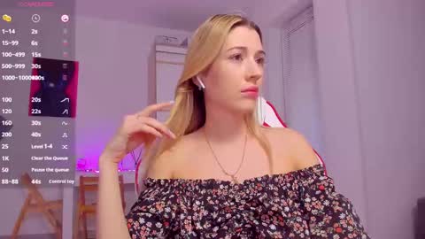 Snapshot of askcaroline chatting on 03-09-25, 03:27 Caroline online show from 03-09-25, 03:27